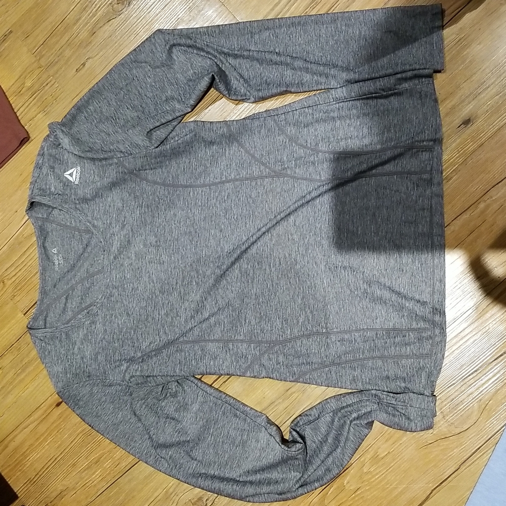 Reebok like new top sz S grey